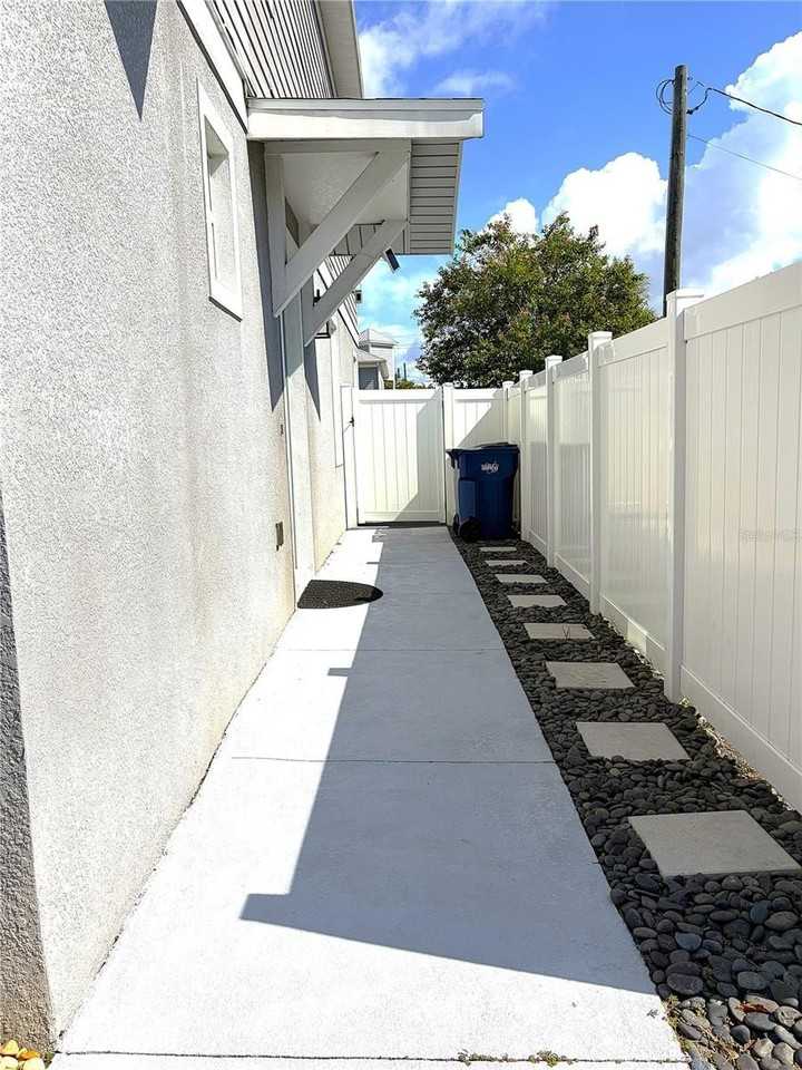 4201 W Gray St #1 - Photo 2 of 24