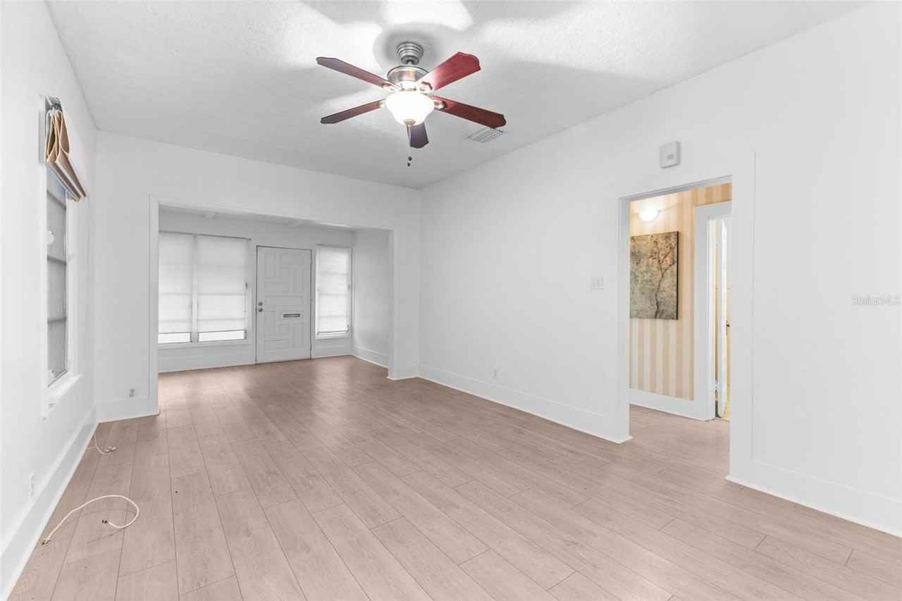 304 W Flora St - Photo 3 of 22