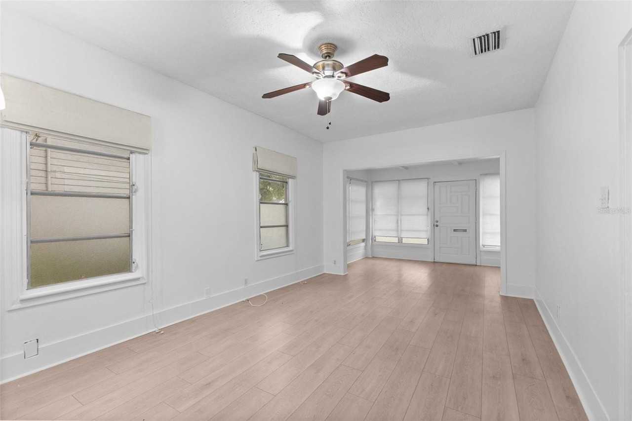304 W Flora St - Photo 5 of 22
