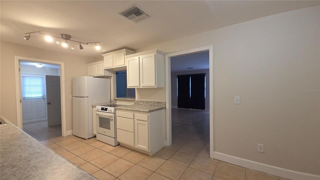 105 S Colorado Ave - Photo 4 of 32