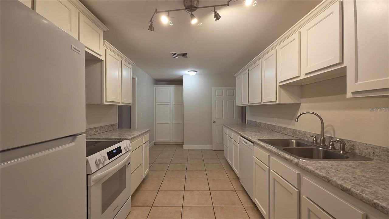 105 S Colorado Ave - Photo 6 of 32