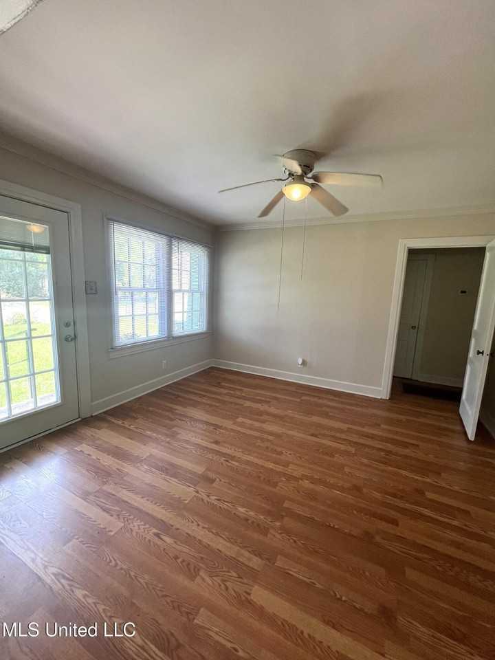 1693R Vine St - Photo 2 of 12
