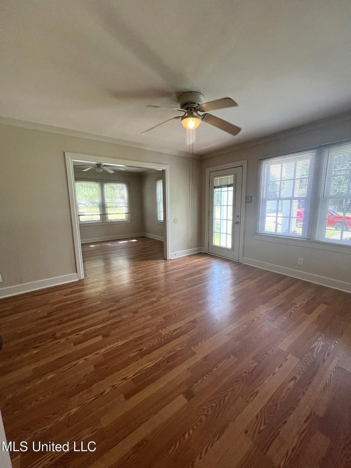 1693R Vine St - Photo 3 of 12