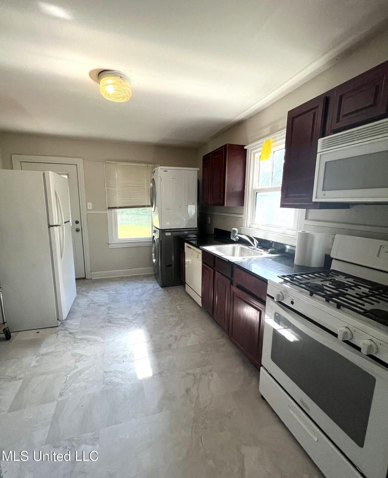 1693R Vine St - Photo 5 of 12
