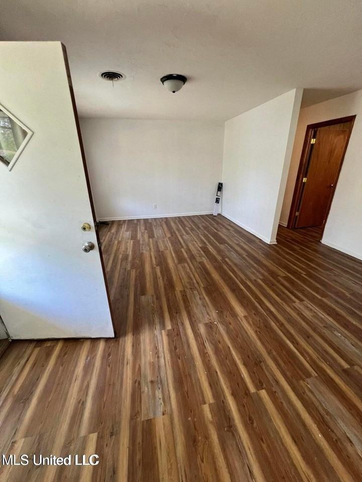 1103 Lewis Ave - Photo 2 of 12