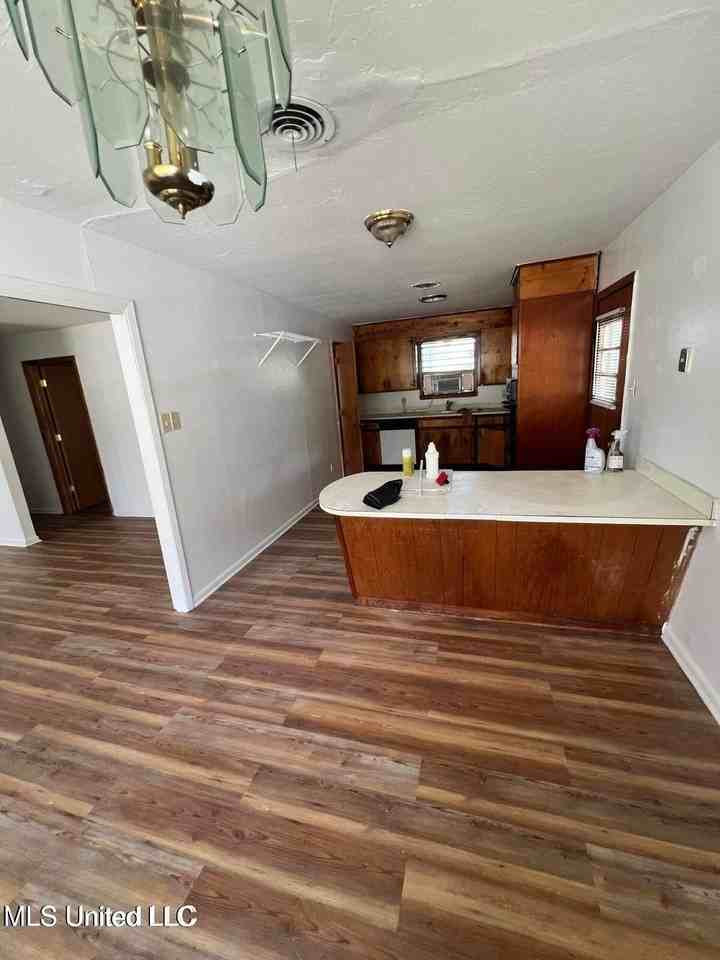 1103 Lewis Ave - Photo 3 of 12