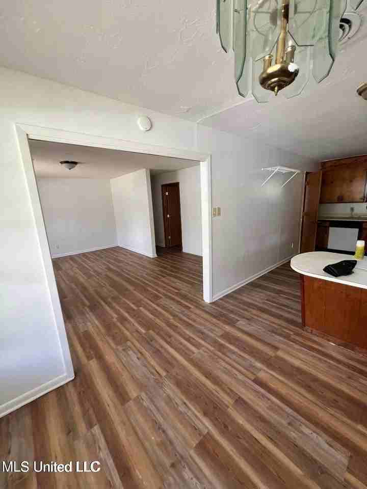 1103 Lewis Ave - Photo 4 of 12