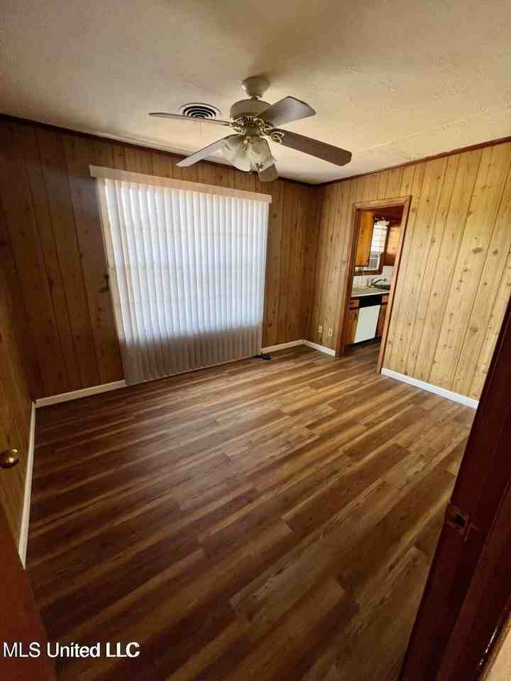 1103 Lewis Ave - Photo 6 of 12