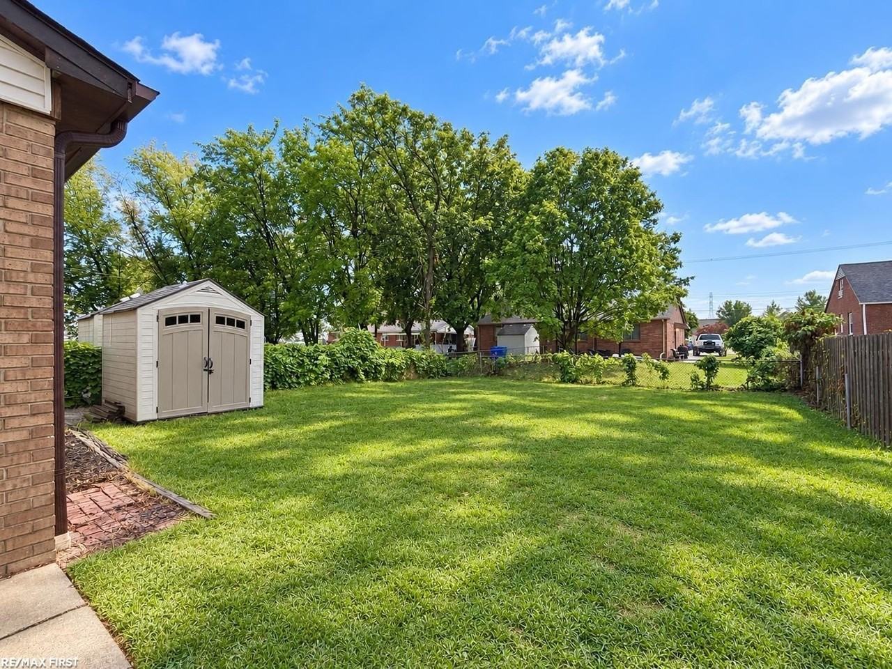 31660 Fraser Dr - Photo 3 of 12
