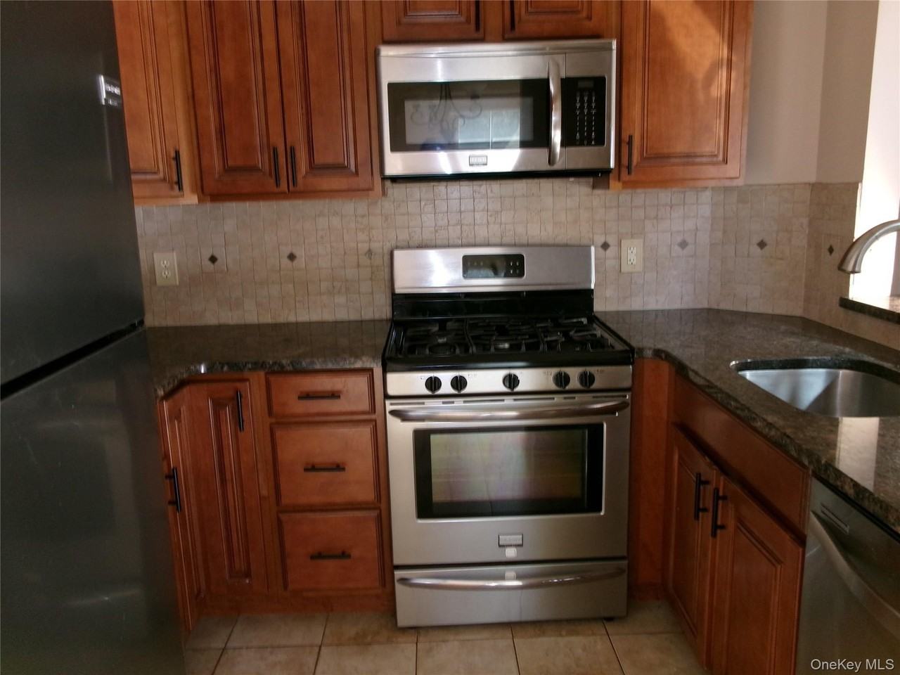 28 Lexington Hl #6 - Photo 4 of 26
