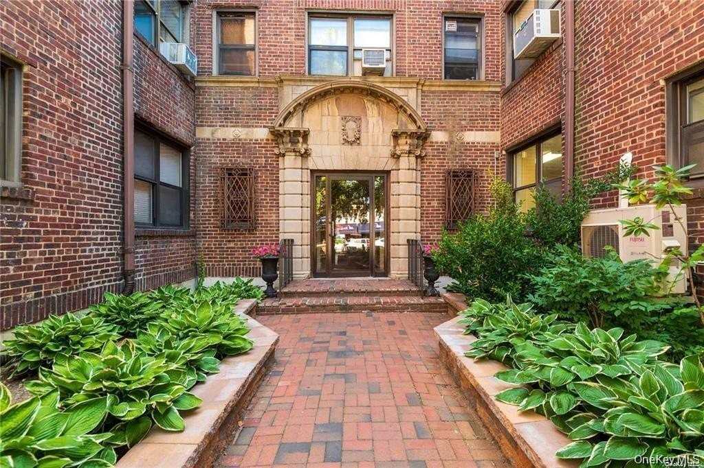 7 Bond St #3B