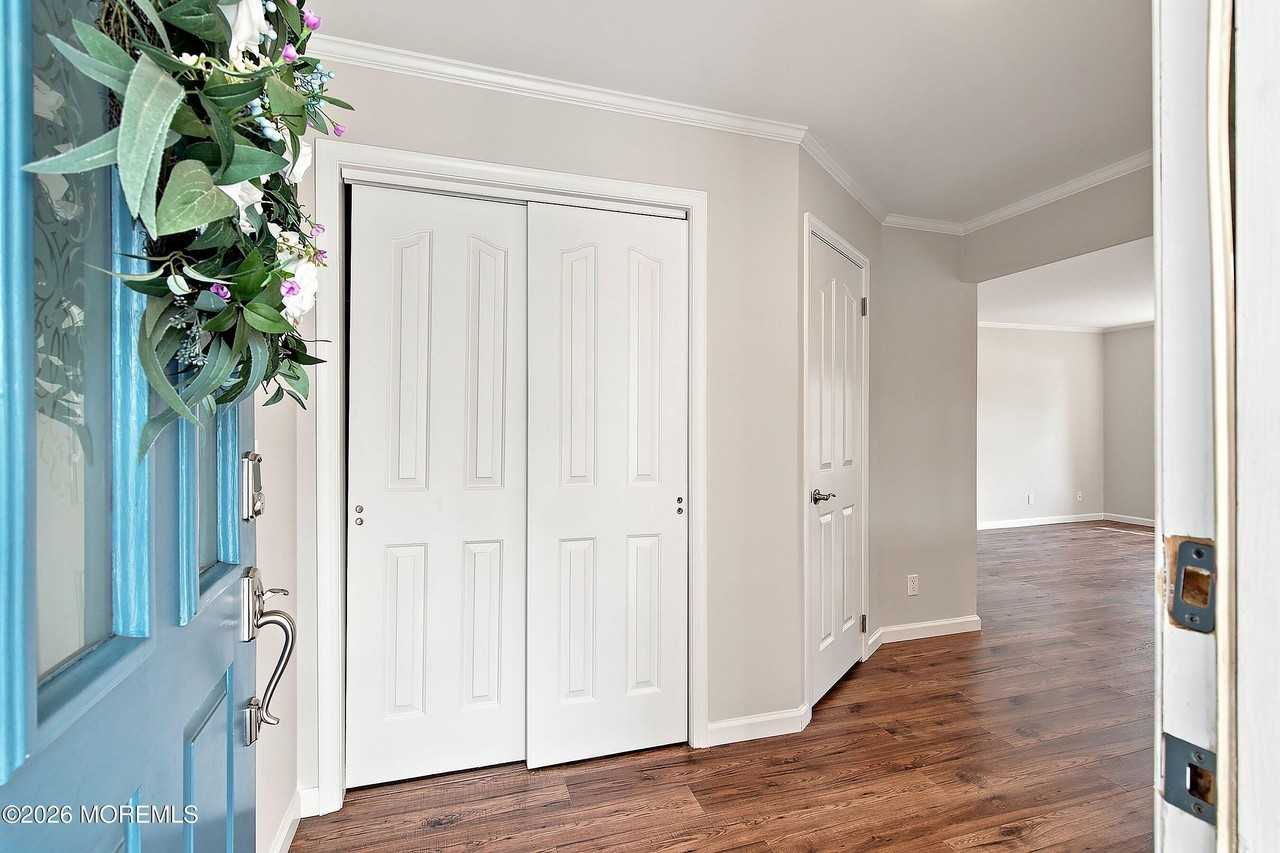 606 Bay Ave #6 - Photo 4 of 32