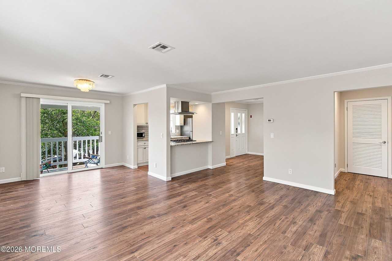 606 Bay Ave #6 - Photo 5 of 32