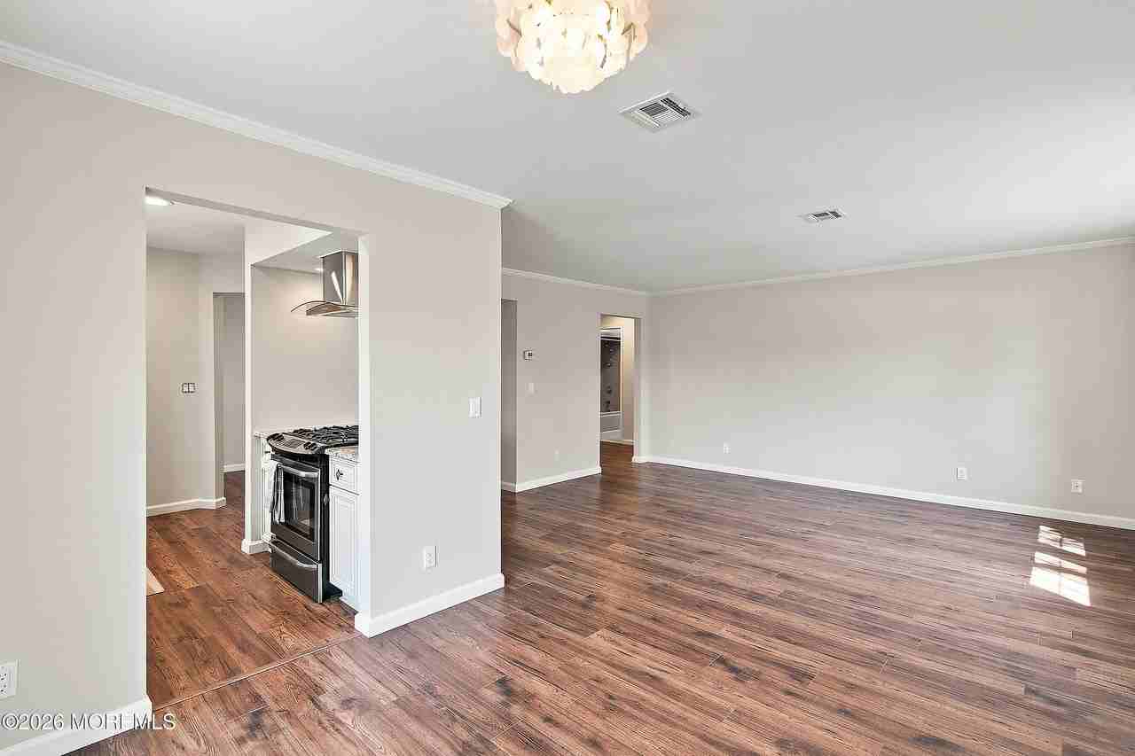 606 Bay Ave #6 - Photo 7 of 32