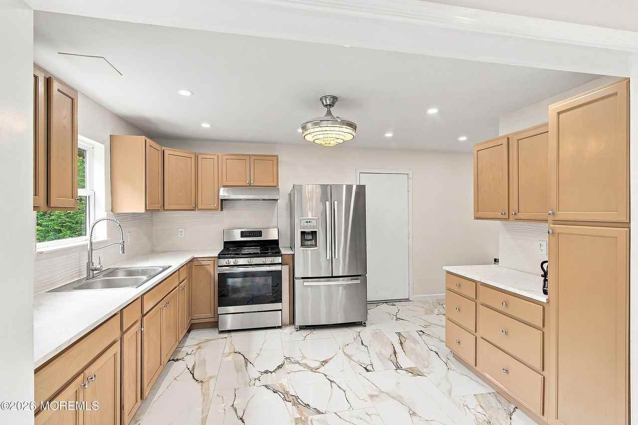 412 Birmingham Ave - Photo 5 of 34