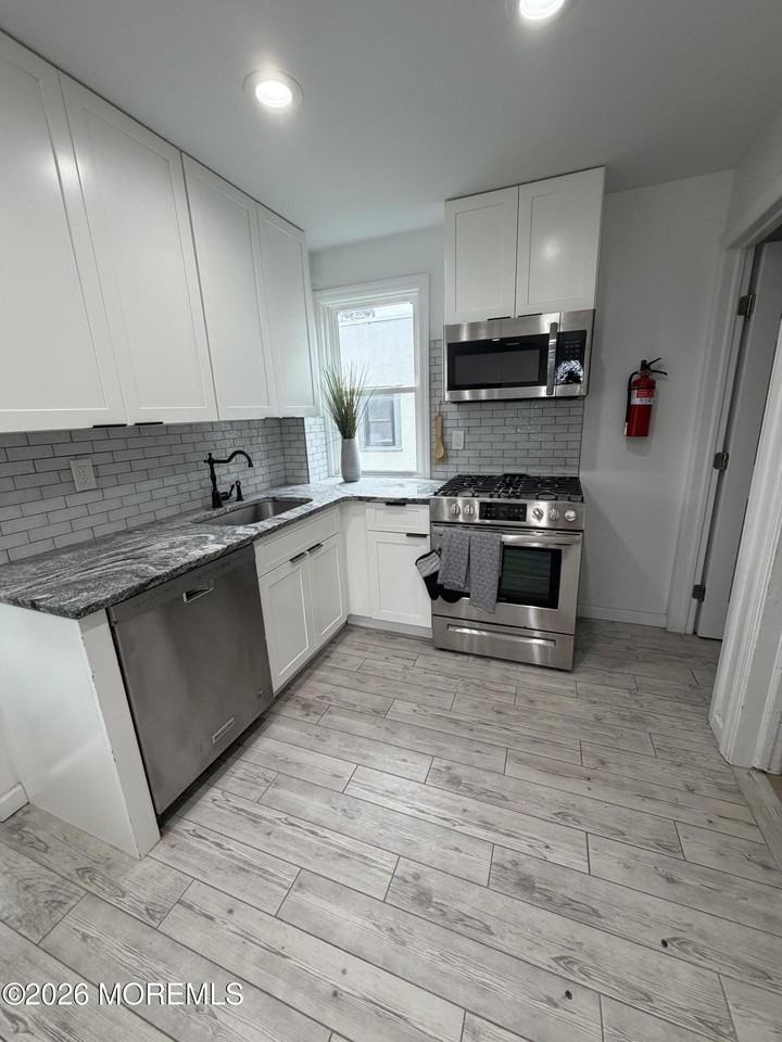 404 Lake Dr - Photo 4 of 11