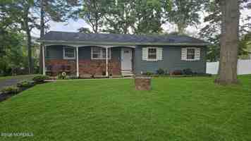 featured image of 8 Oak Leaf Ln