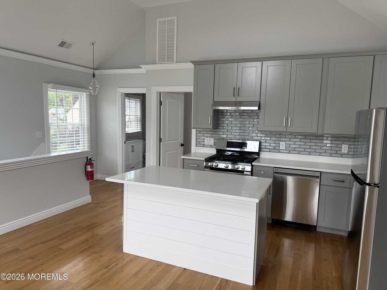 711 Broad St - Photo 4 of 15