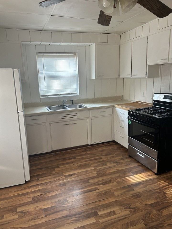 2415 Main St - Photo 2 of 7