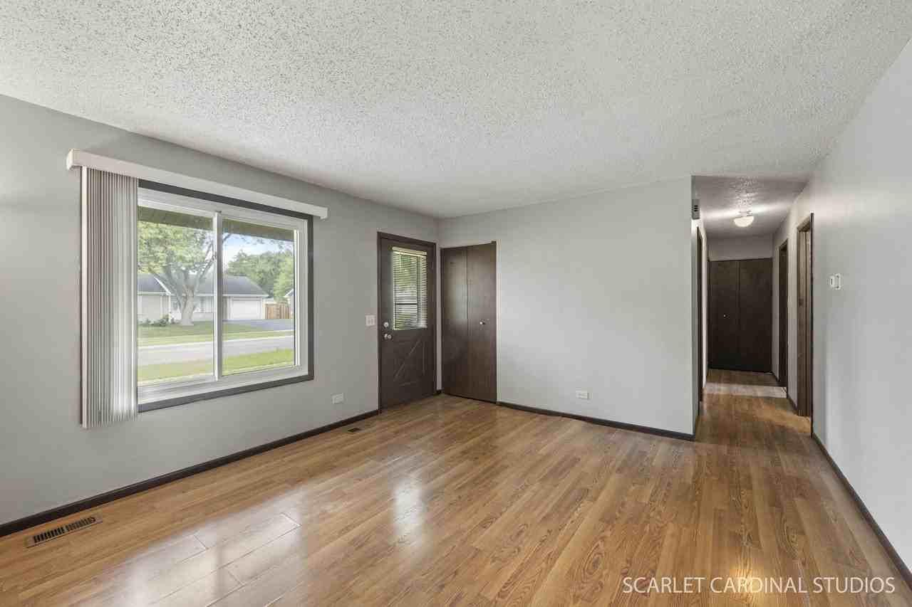 2S211 Sanchez Dr - Photo 2 of 16