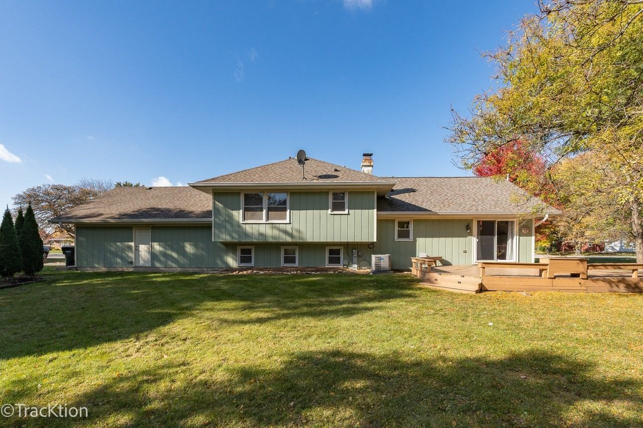 11S639 Mcgrath Ln - Photo 3 of 22