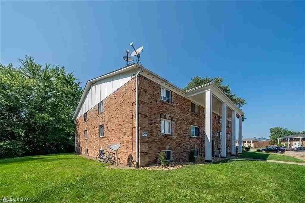 640 S Shore Ct - Photo 2 of 19