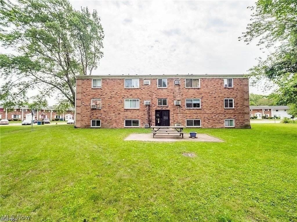 640 S Shore Ct - Photo 3 of 19