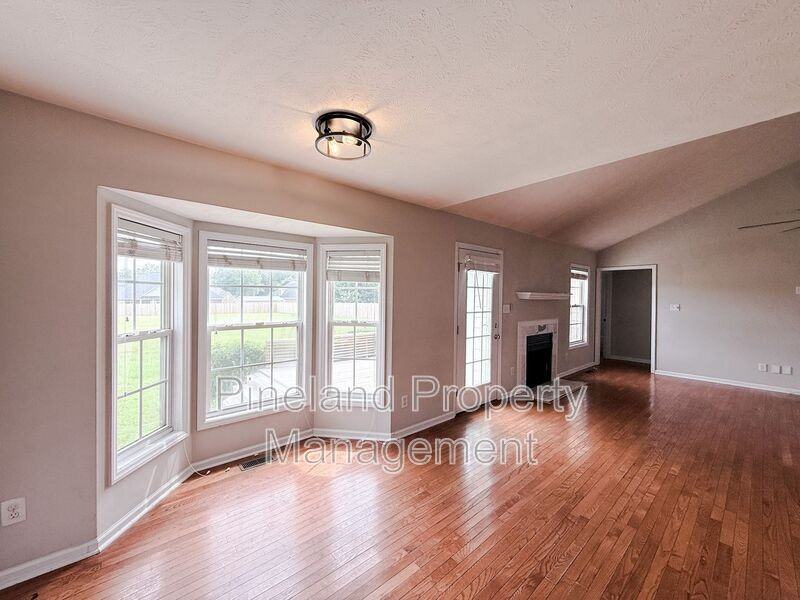 102 Louise Dr - Photo 4 of 23