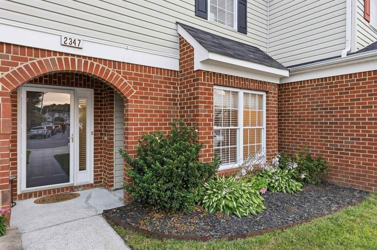 2347 Charing Cross Rd - Photo 6 of 40