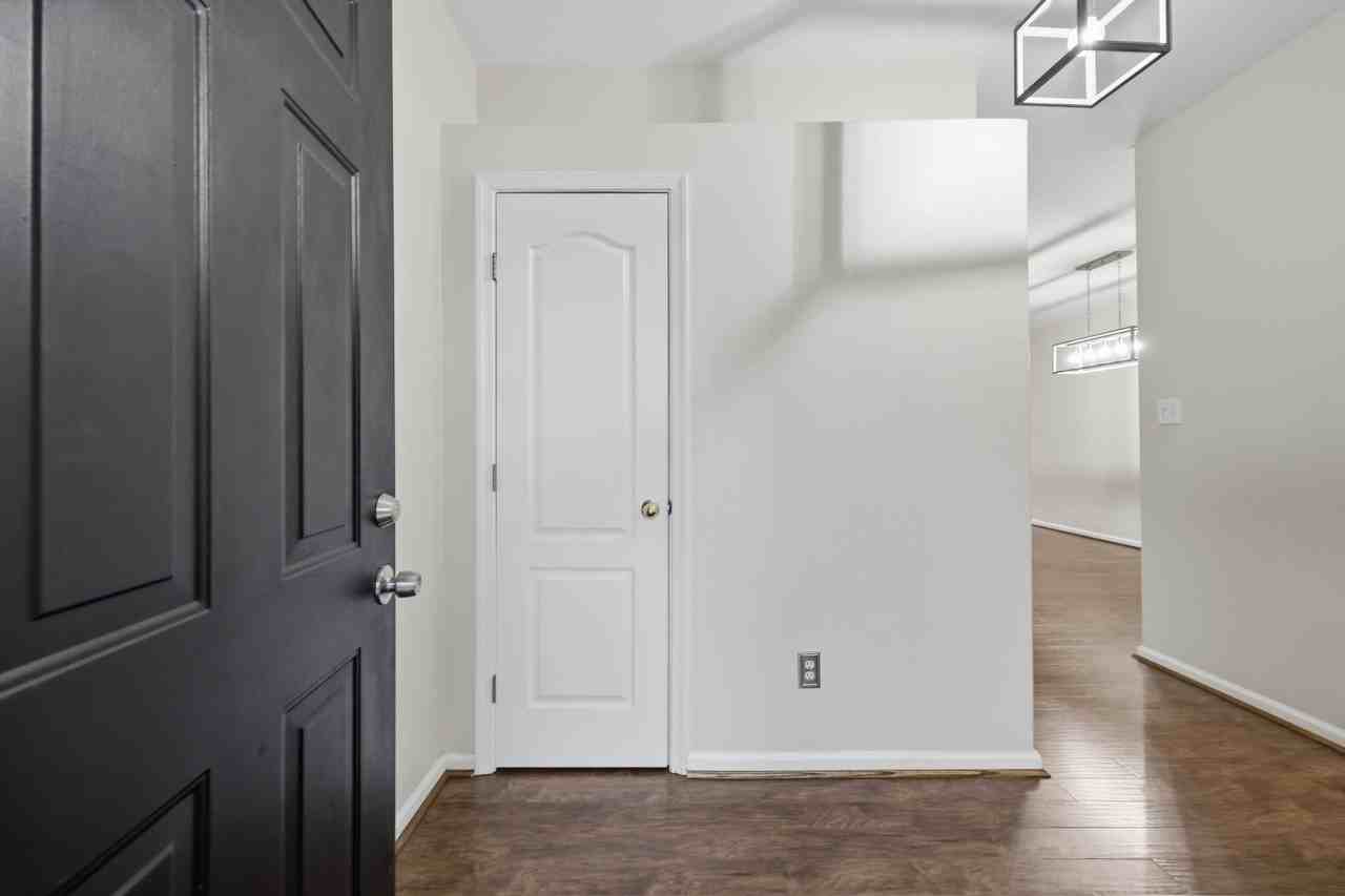 2347 Charing Cross Rd - Photo 7 of 40