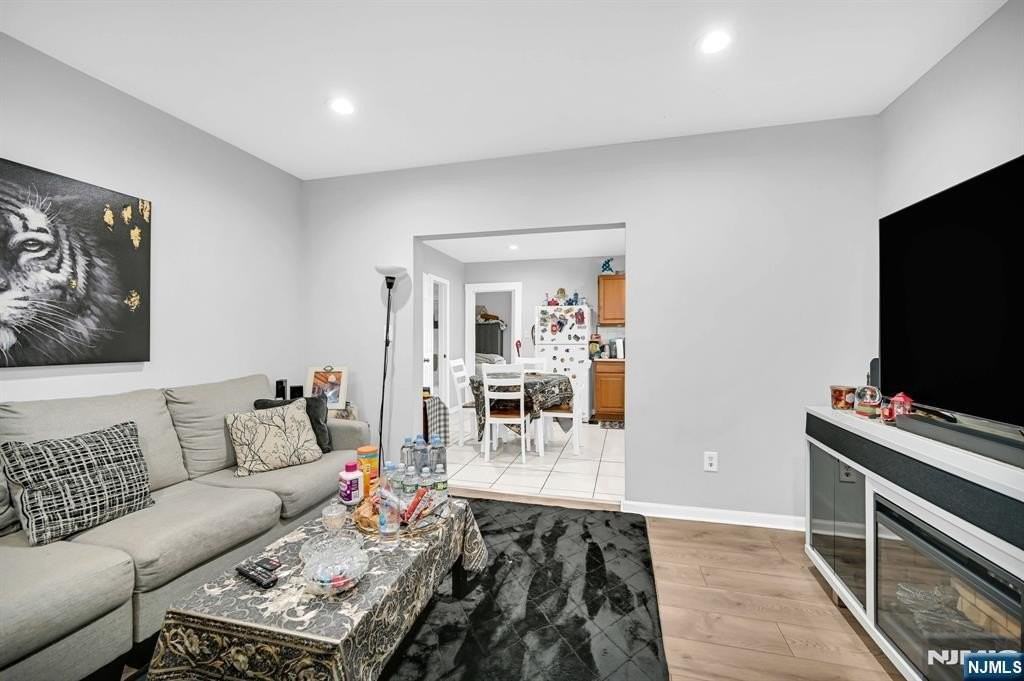 126 Macarthur Ave - Photo 4 of 14