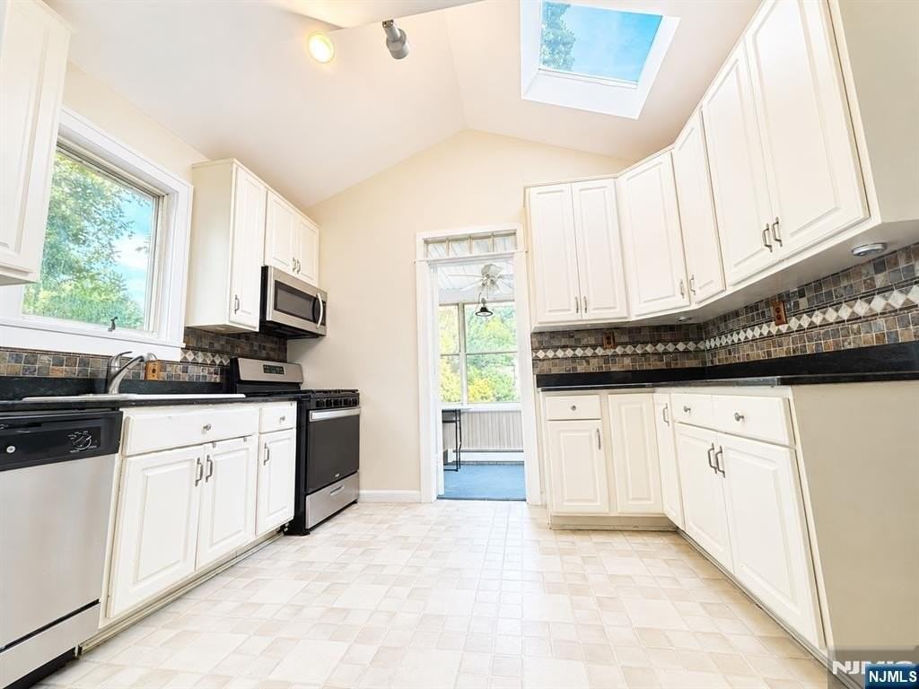 949 Garrison Ave - Photo 4 of 21