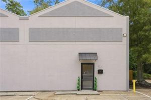 featured image of 711 N Causeway Blvd