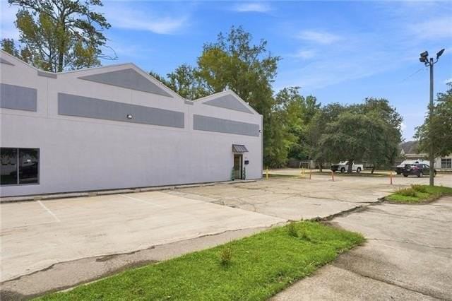 711 N Causeway Blvd - Photo 2 of 19