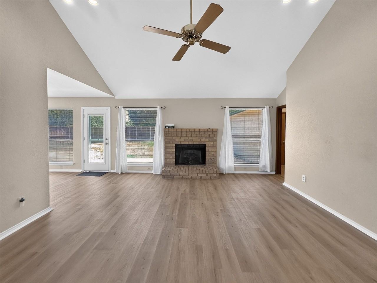 1400 Chicota Dr - Photo 6 of 26