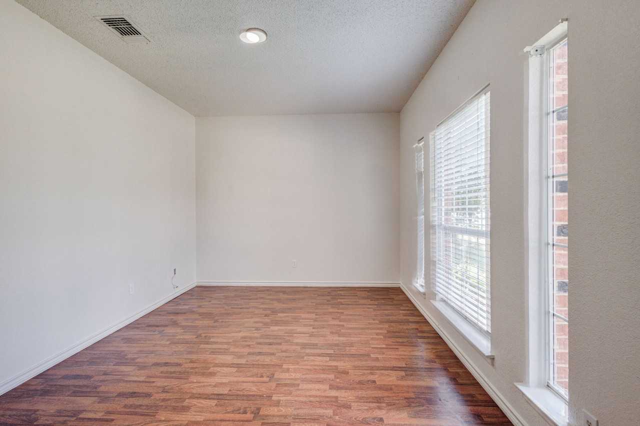 9118 Barton Creek Dr - Photo 2 of 25