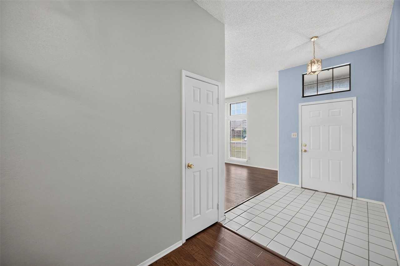 9421 Willard St - Photo 5 of 35