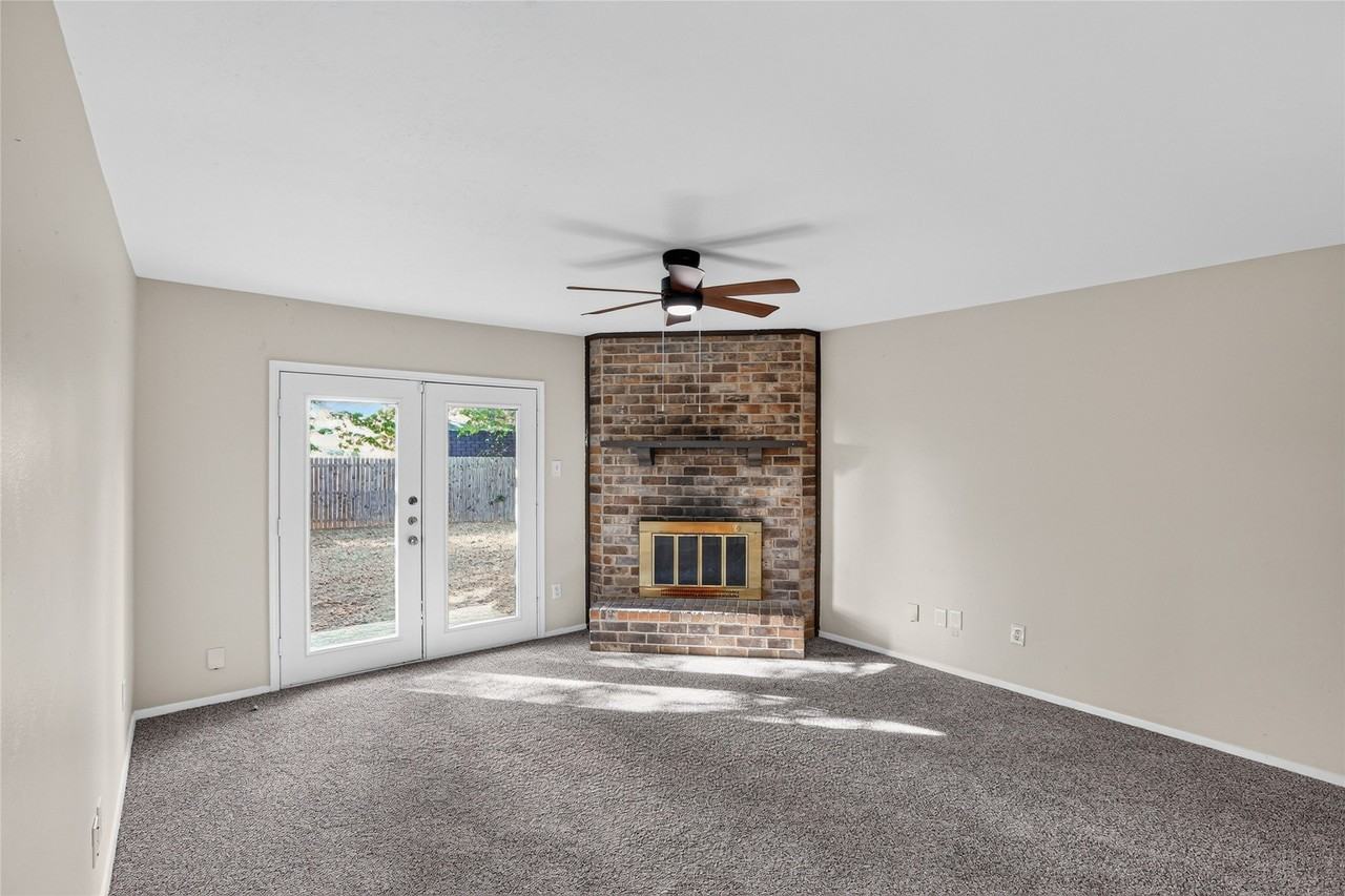 5518 Sarasota Dr - Photo 3 of 15