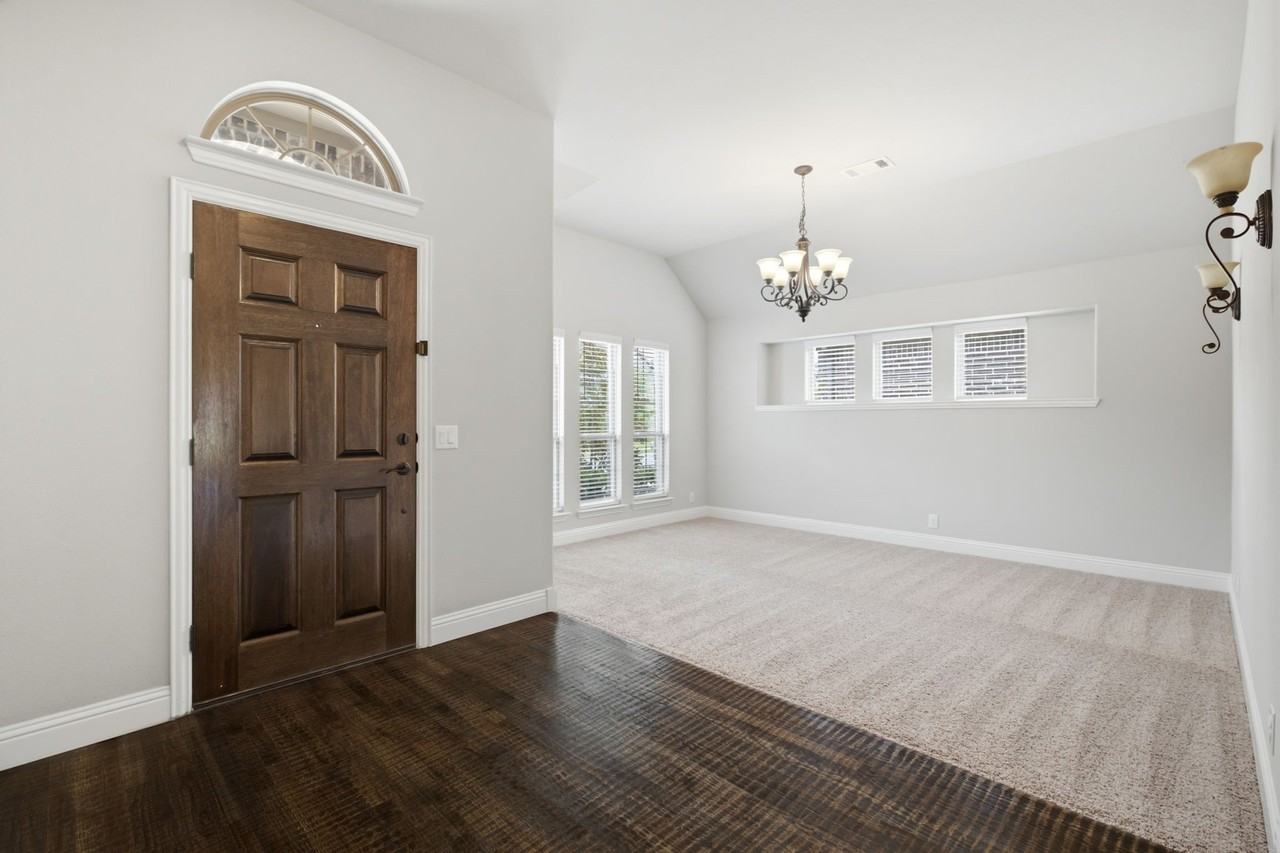 2115 Victoria Ln - Photo 2 of 32