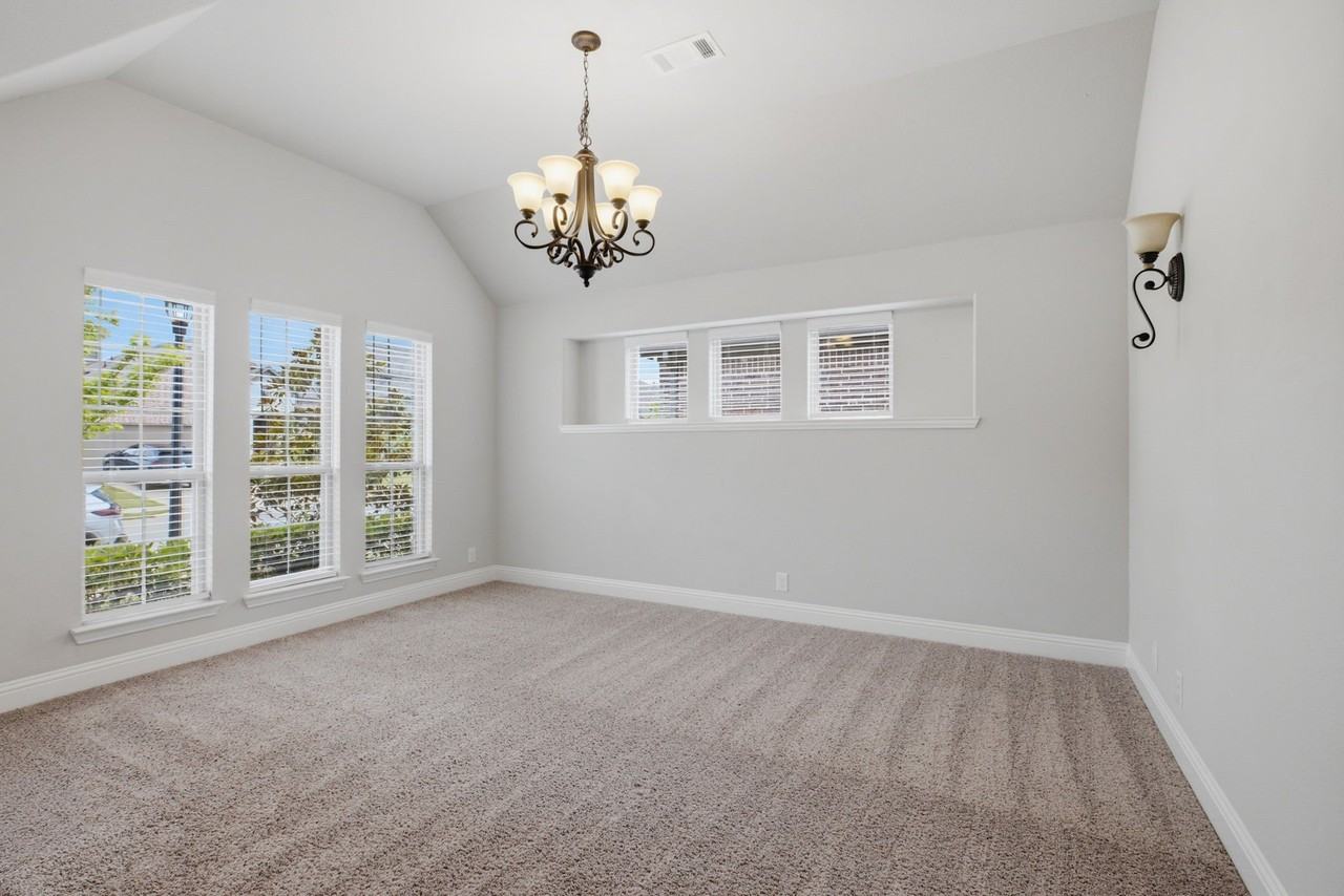 2115 Victoria Ln - Photo 3 of 32
