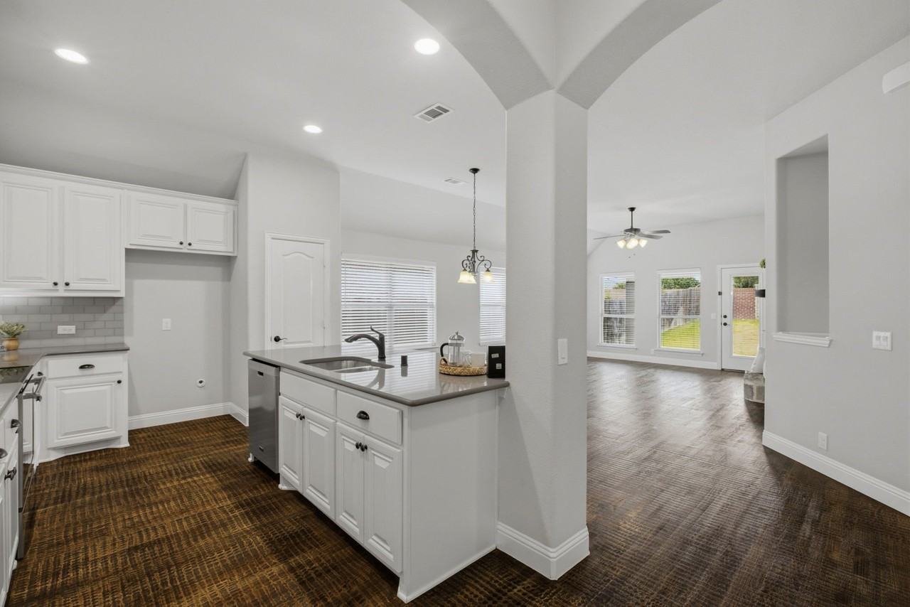2115 Victoria Ln - Photo 4 of 32