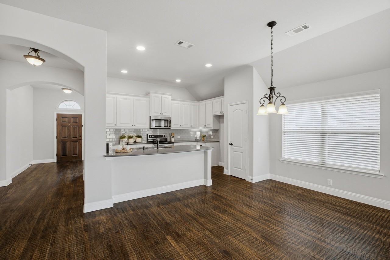 2115 Victoria Ln - Photo 5 of 32