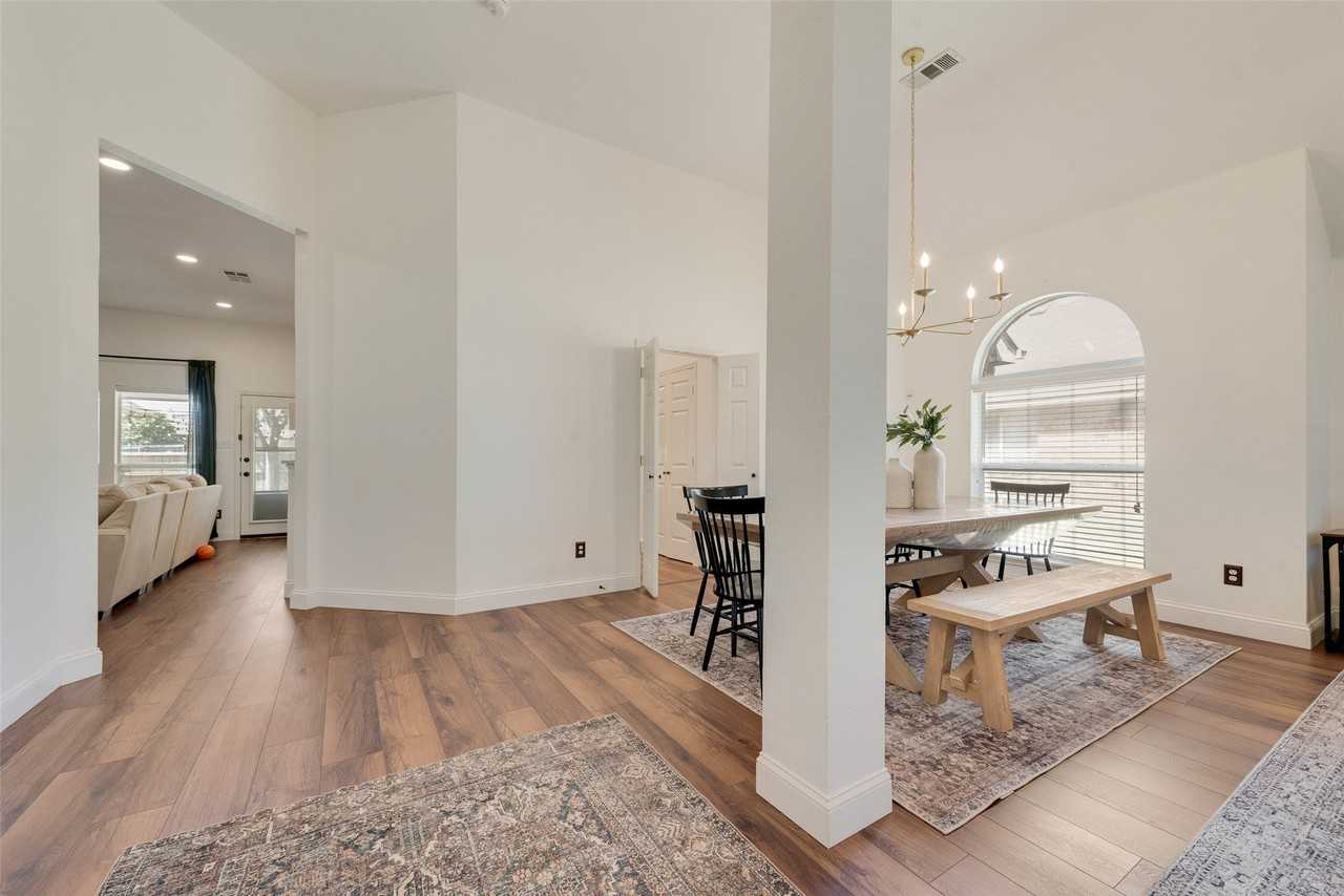 2893 Hampshire Ln - Photo 3 of 23