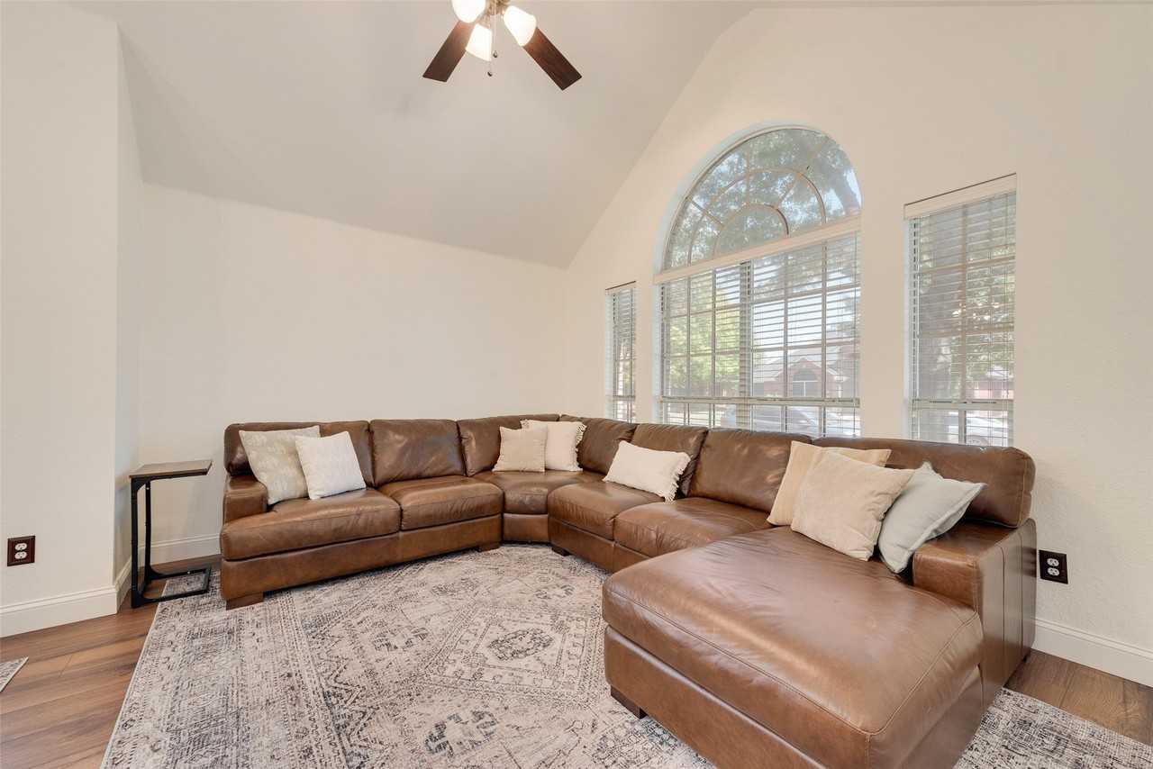 2893 Hampshire Ln - Photo 4 of 23