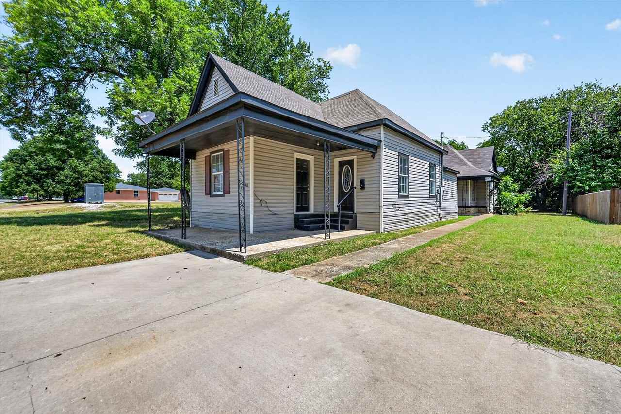 419 N Grand Ave #B - Photo 2 of 18