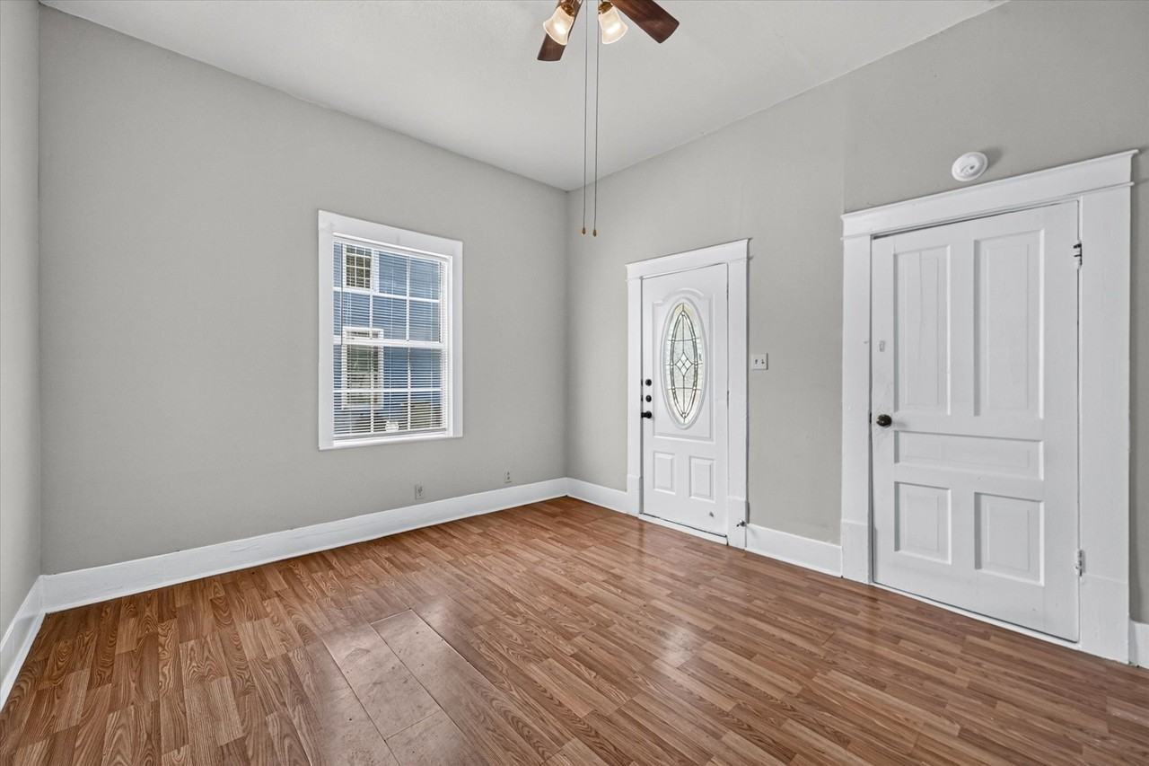 419 N Grand Ave #B - Photo 3 of 18