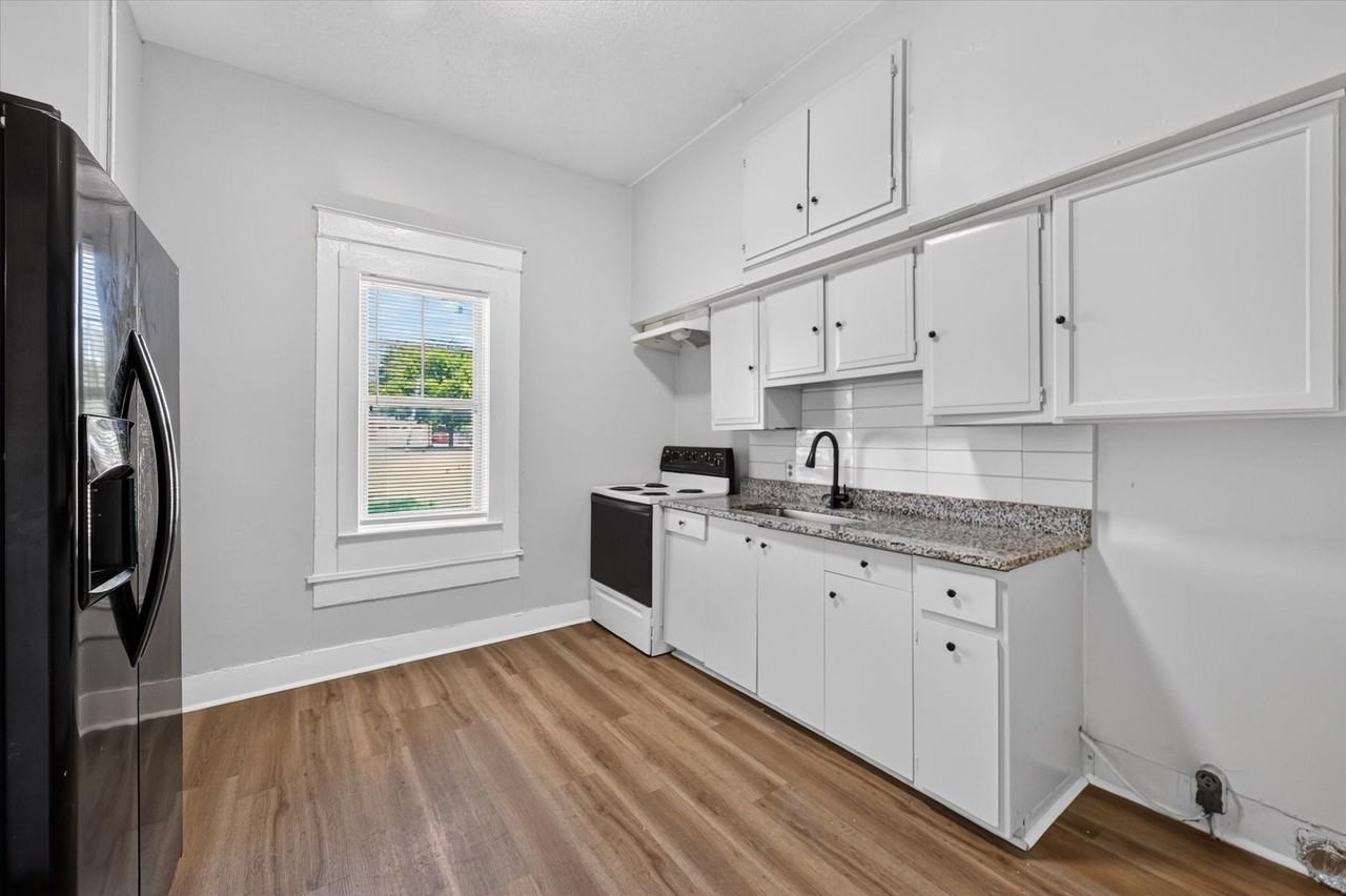 419 N Grand Ave #B - Photo 7 of 18