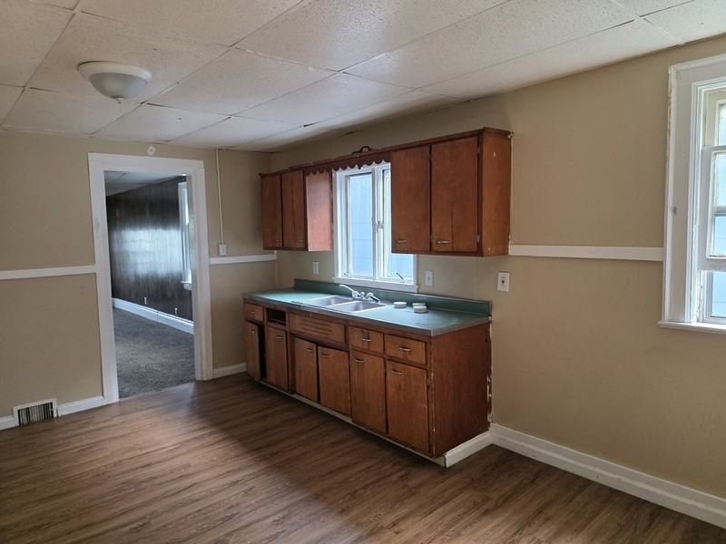 1023 E Lovejoy St - Photo 3 of 10