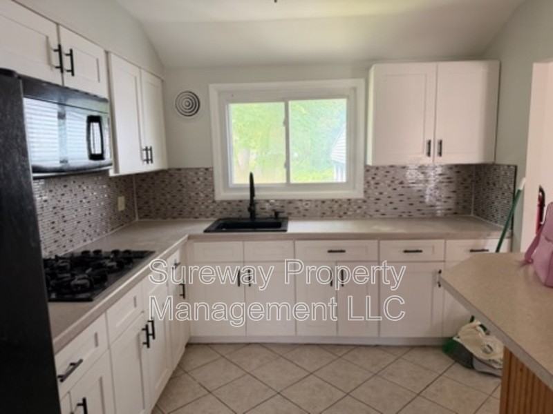 991 Sherbrook Cir - Photo 2 of 7