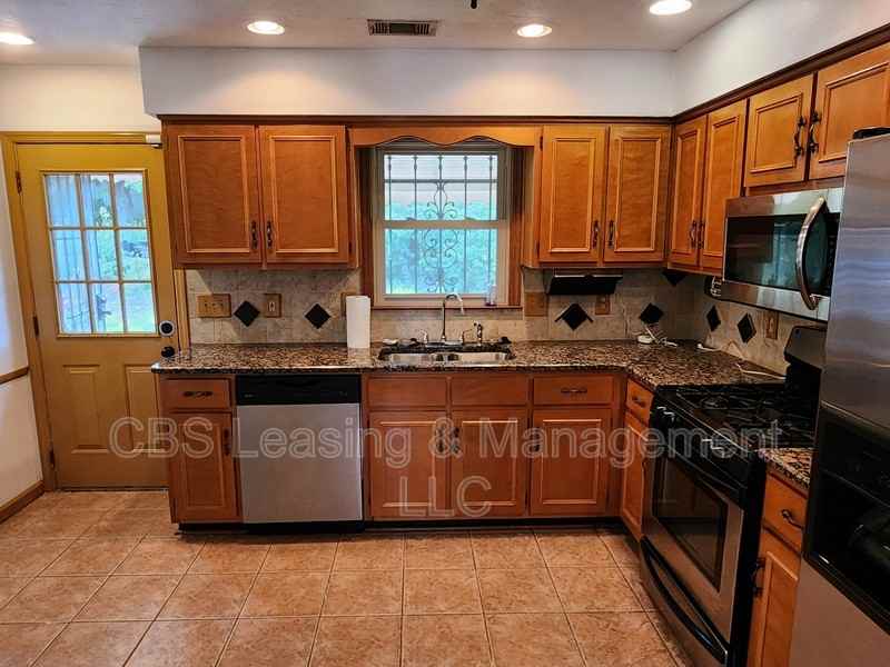 3200 Archer Way - Photo 5 of 15